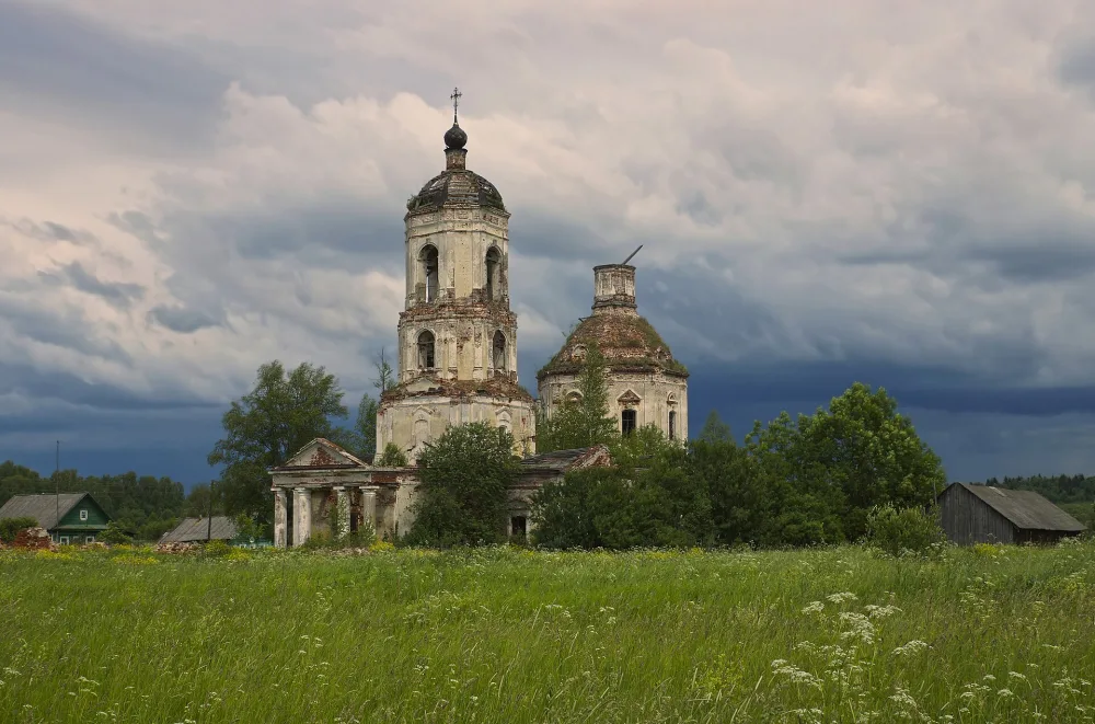 Благовещенская церковь с живописью и иконостасом