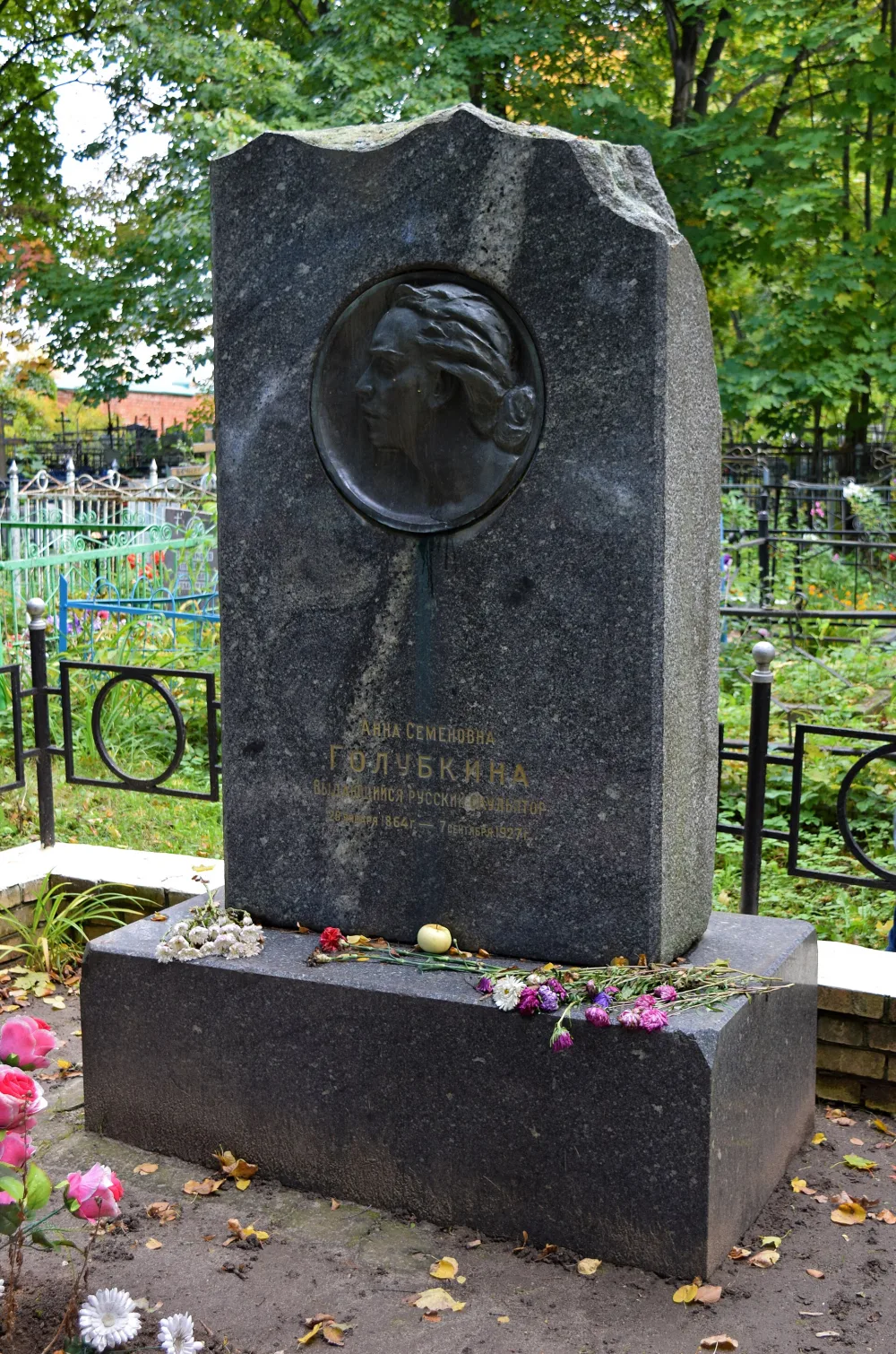 Могила и надгробие скульптора А.С. Голубкиной (1864-1927)