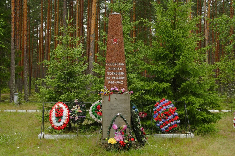 Братское кладбище с могилой Героя Советского Союза В. П. Розанова