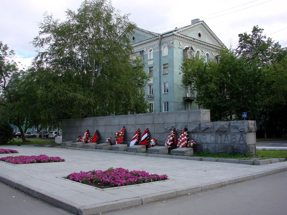 Памятник рабочим и служащим завода им. Я. М. Свердлова
