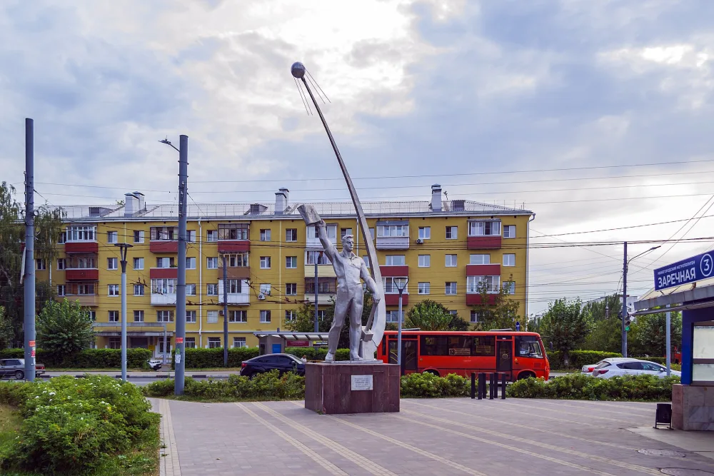 Памятник лётчику-космонавту Комарову