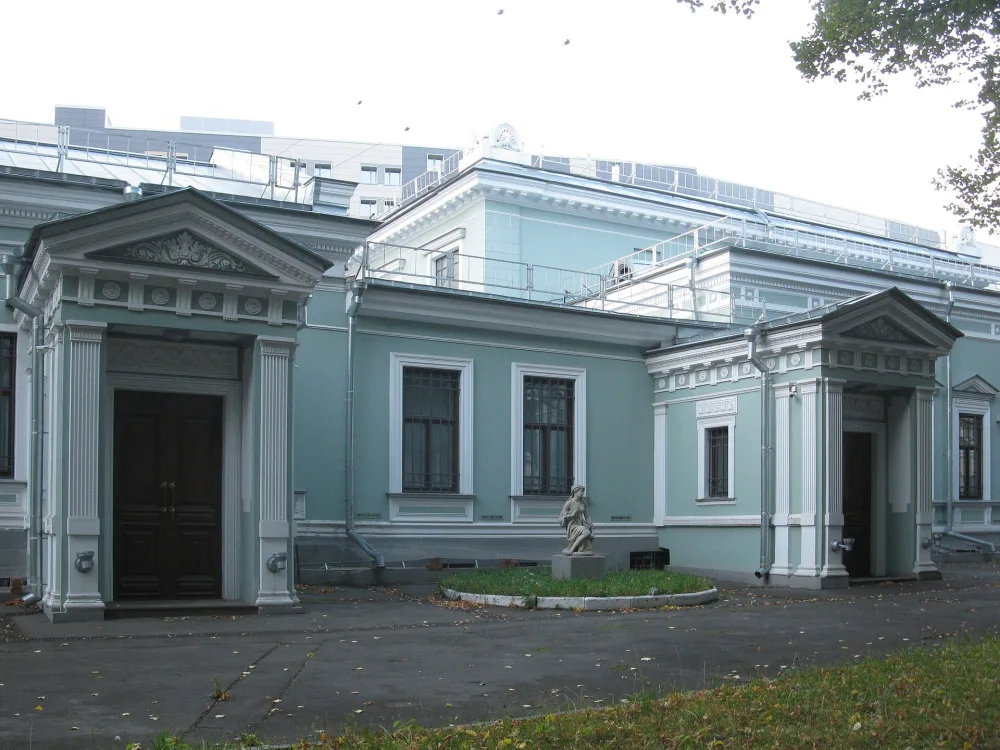 Парковая скульптура перед главным фасадом (Басманный)