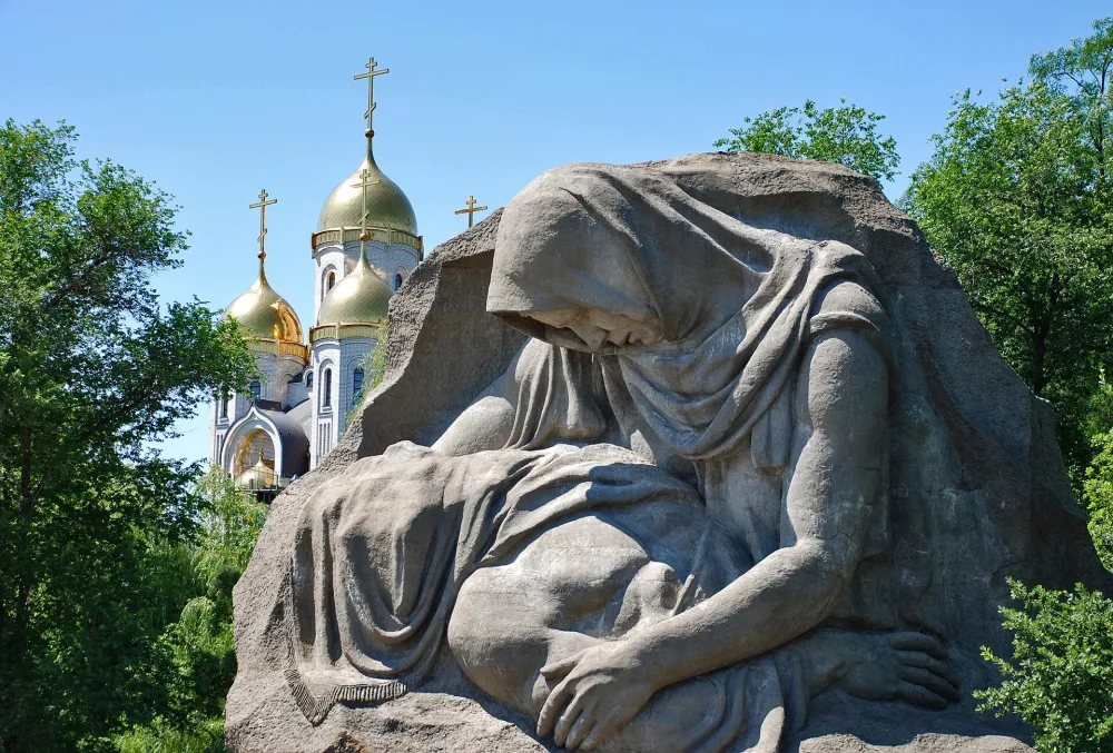 Скульптура «Скорбящая мать»