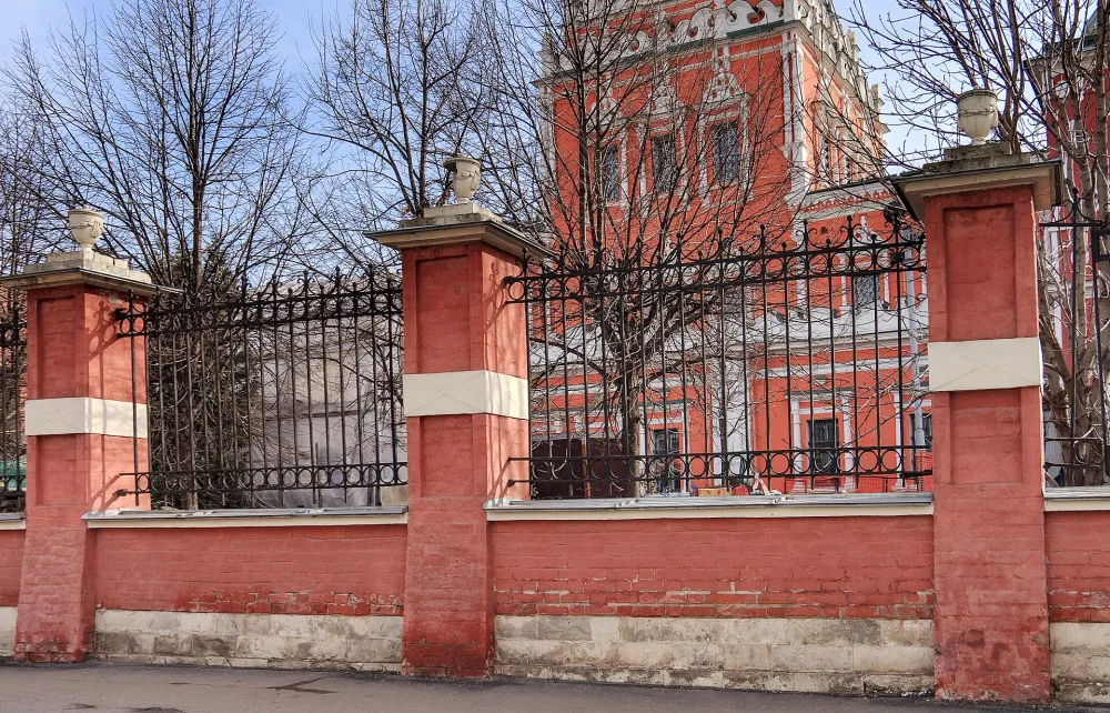 2-й Кадашёвский переулок ограда между домами 5 и 7