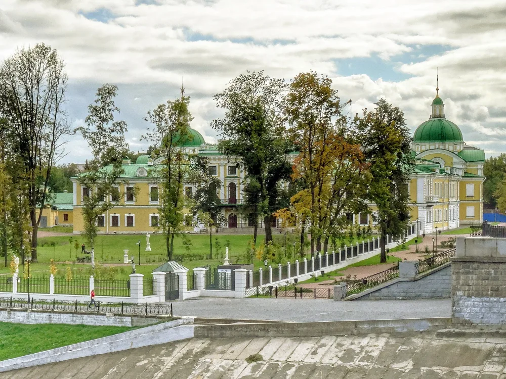 Балкон с парапетом набережной сада
