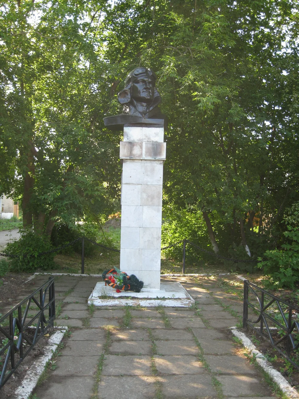 Бюст Героя Советского Союза Е. И. Францева