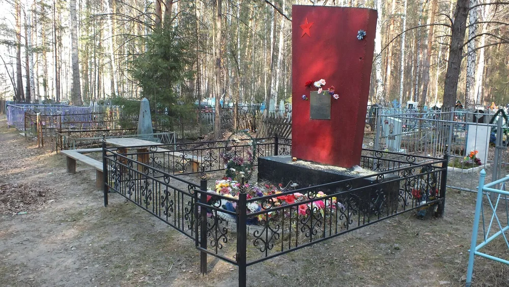 Братская могила советских воинов