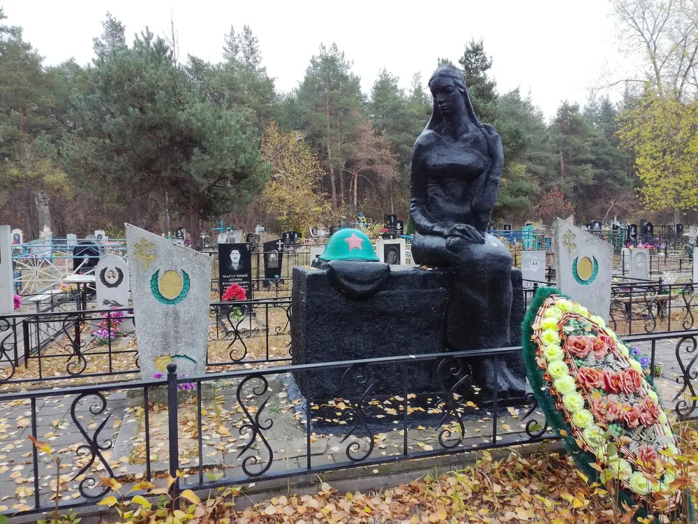 Братская могила советских воинов