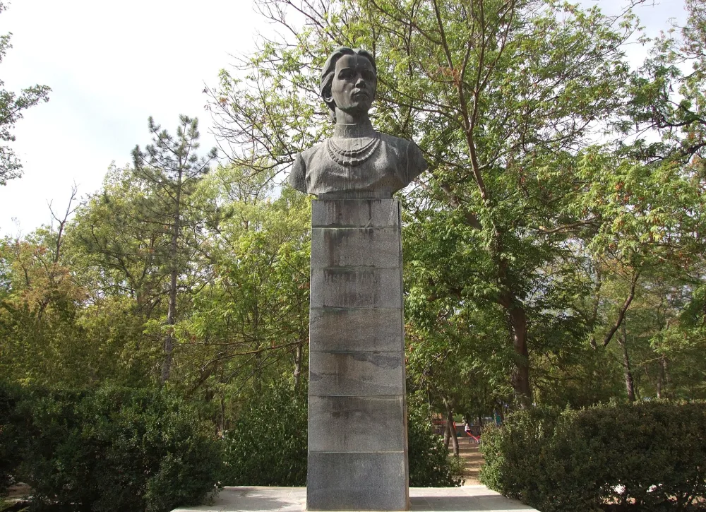 Бюст Леси Украинки (Саки)