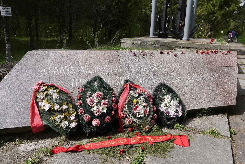 Братская могила военных моряков и воинов