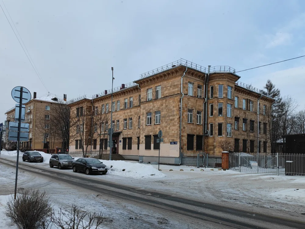 Здание поликлиники