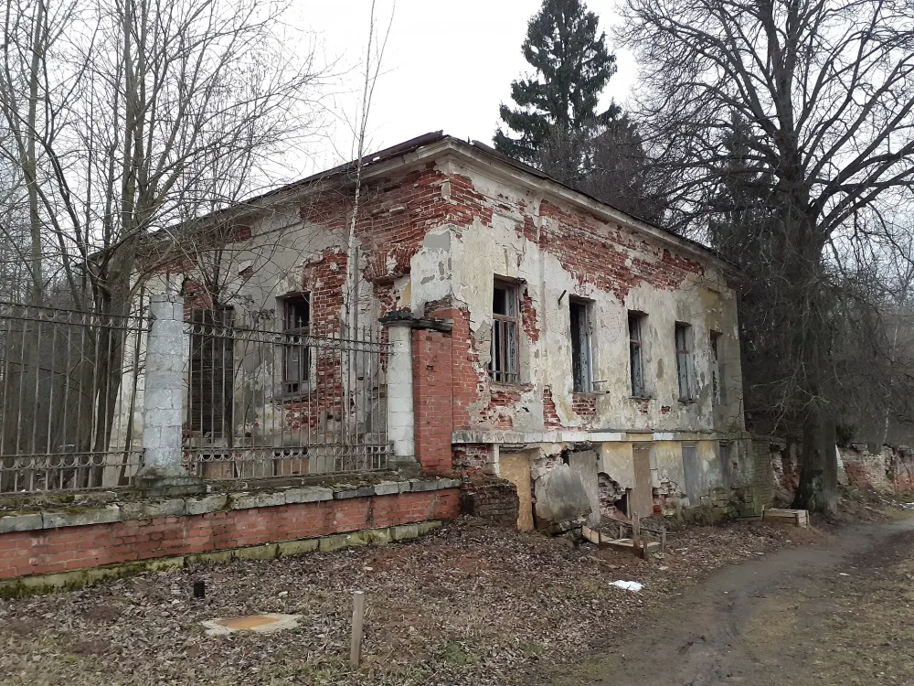 Западный флигель у парадных ворот