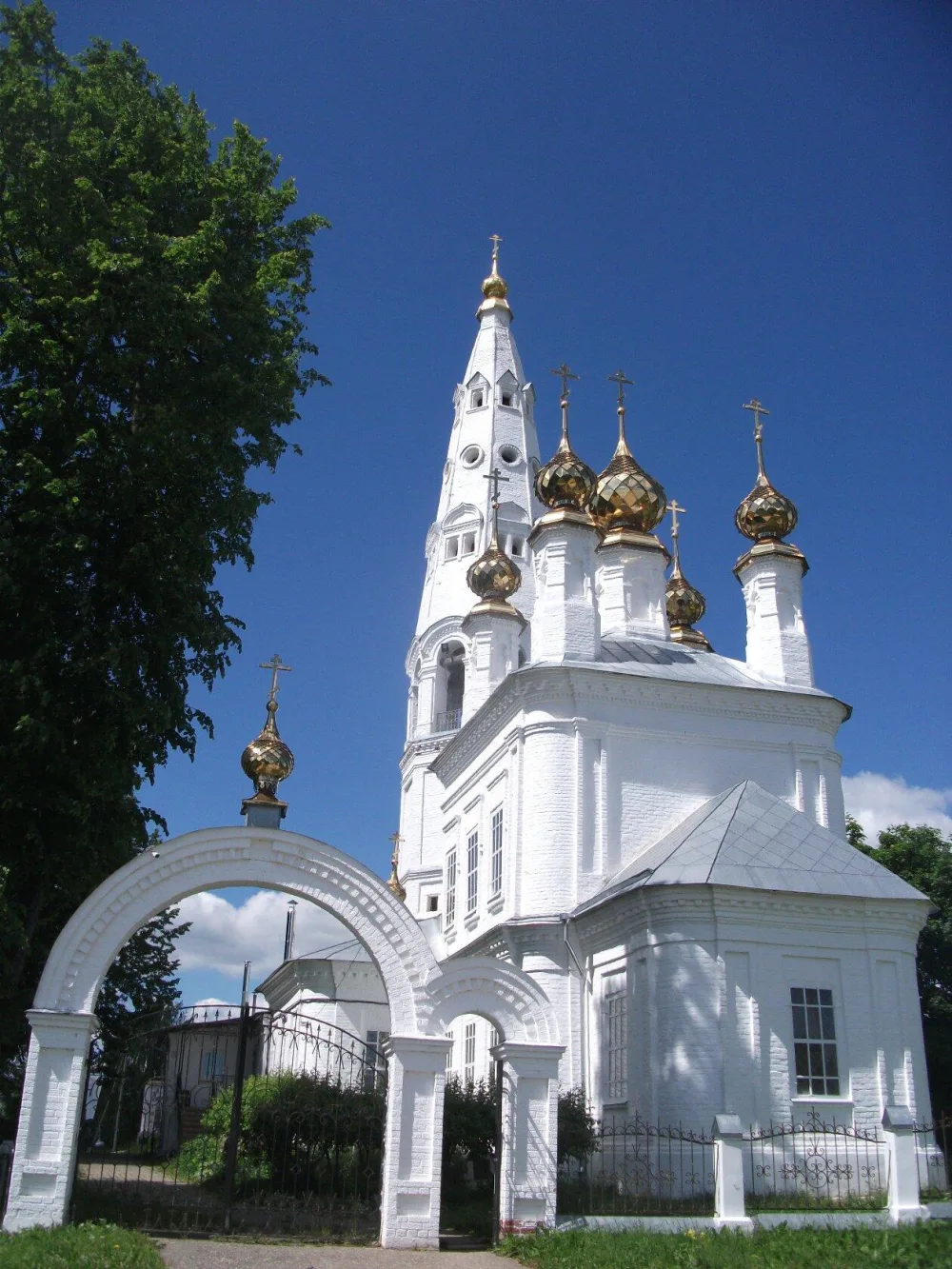 Церковь Рождества Богородицы с интерьером