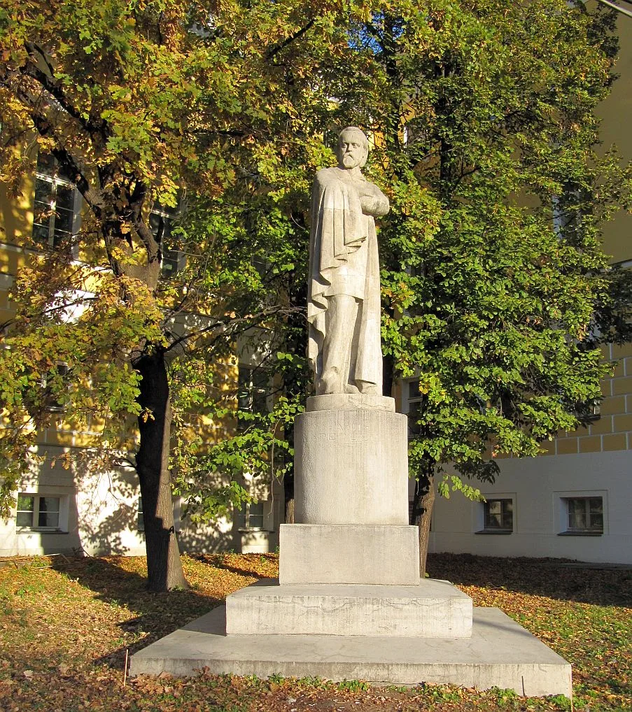 Памятники Герцену и Огарёву на Моховой улице