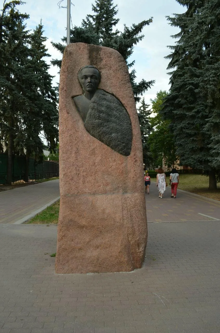 Памятник Лермонтову