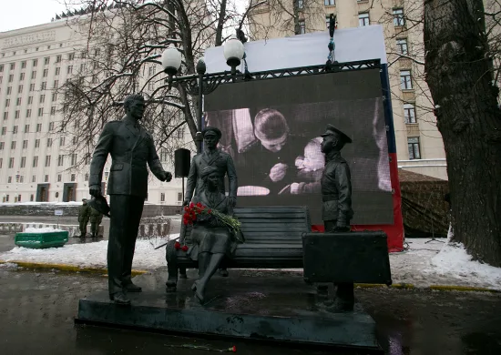 Памятник_героям_фильма_«Офицеры»