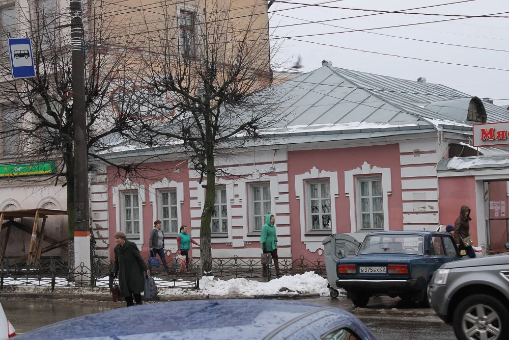 Жилой дом с воротами и оградой