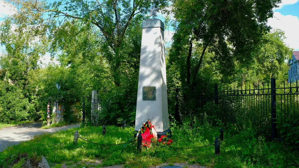 Памятник воспитанникам Нижнеисетского детского дома
