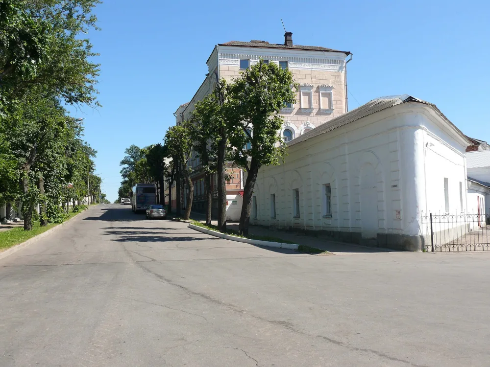Одноэтажный дом и церковь Святого Арсения