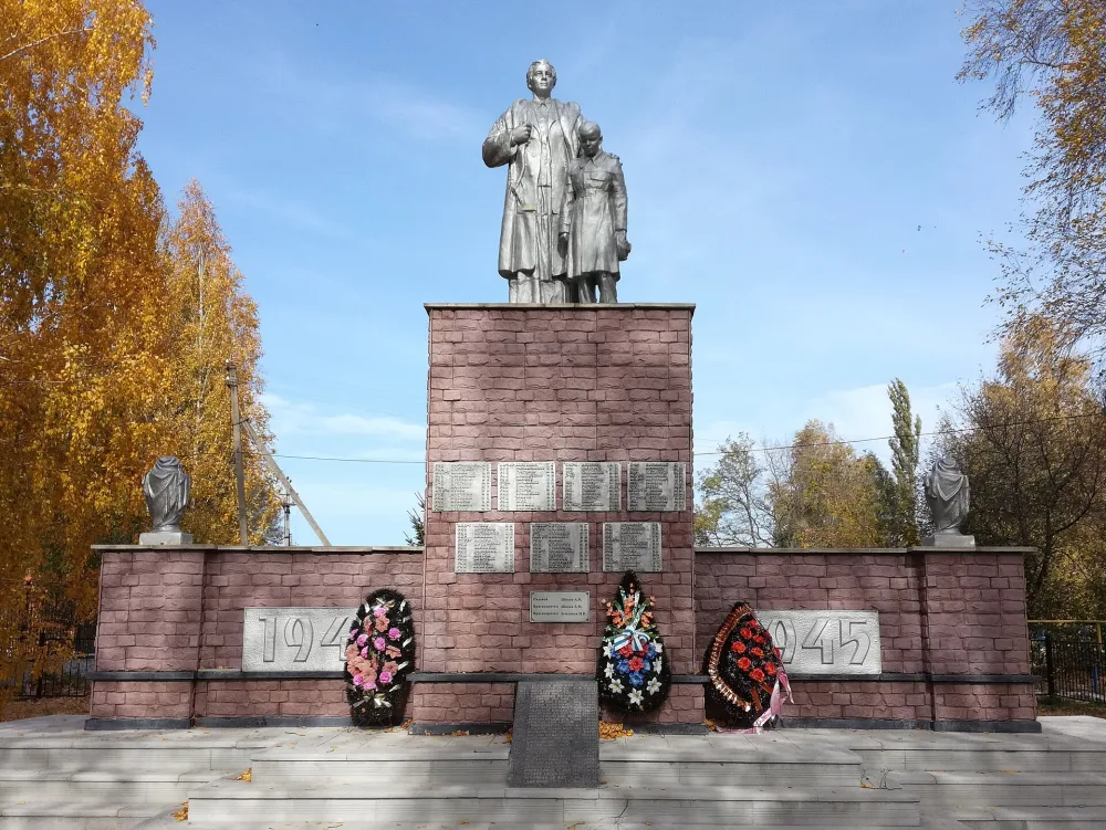 Братская могила 370 советских воинов