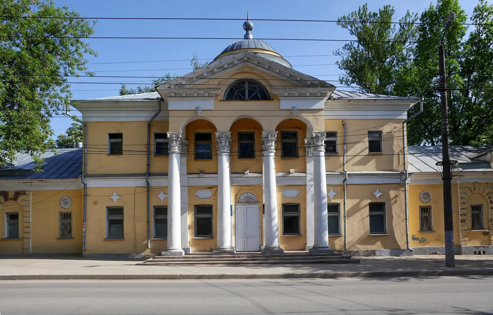 Главное здание (дом Хлюстина)