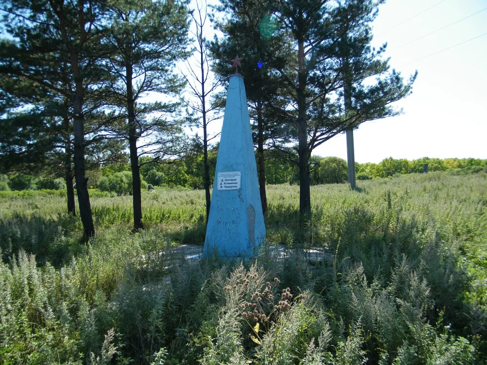 Памятник большевикам-подпольщикам Ф. Чемеркину, Д. Устименко и Д. Герасимчуку
