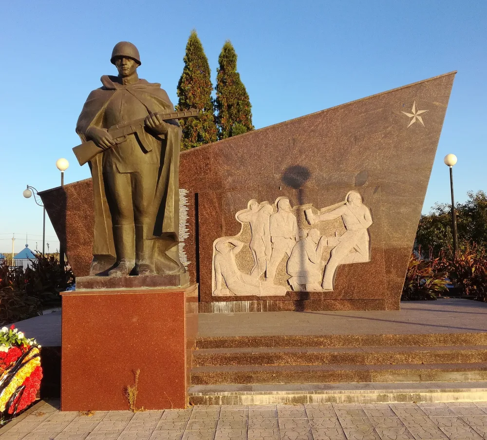 Братская могила 16 советских воинов