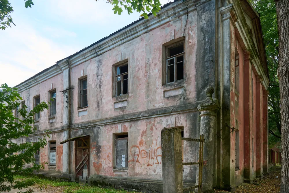 Западный флигель на парадном дворе