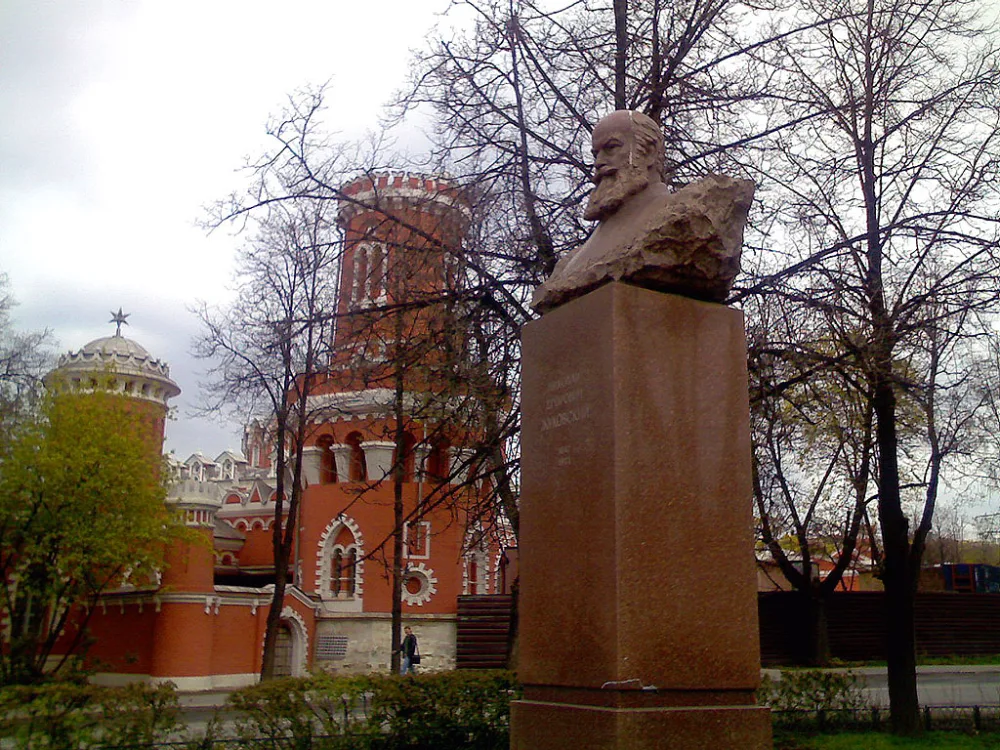Памятник Николаю Жуковскому