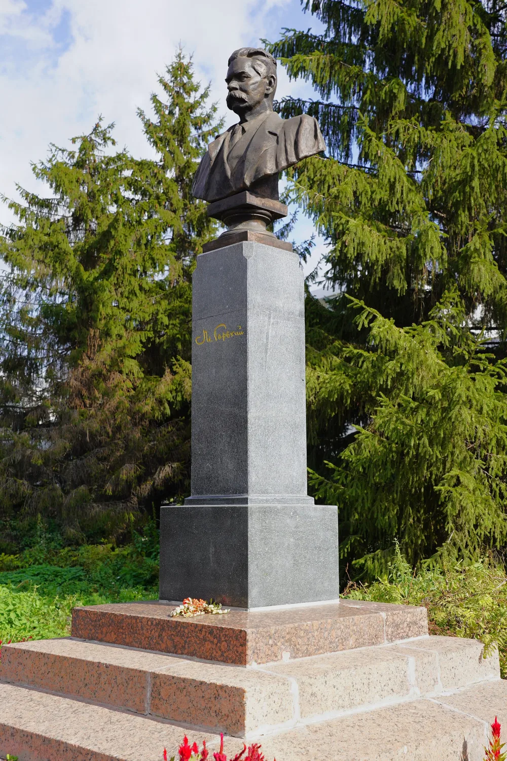 Памятник-бюст Максиму Горькому