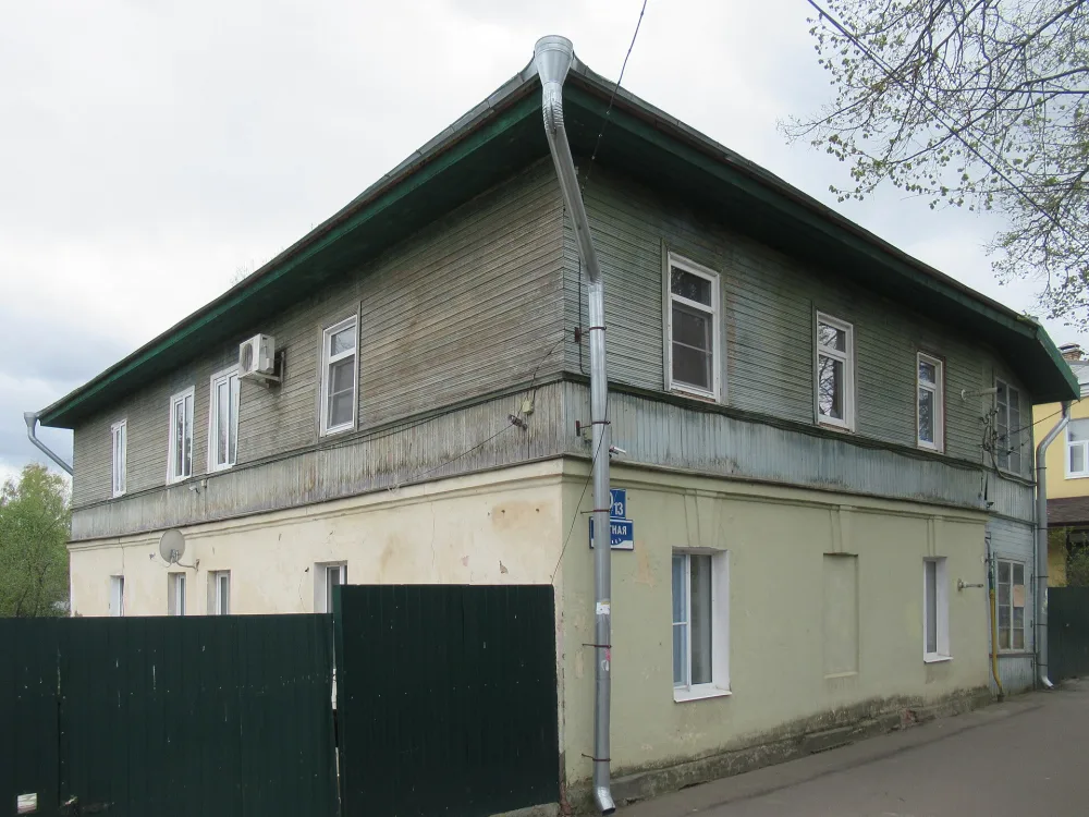 Полукаменный дом с деревянной пристройкой
