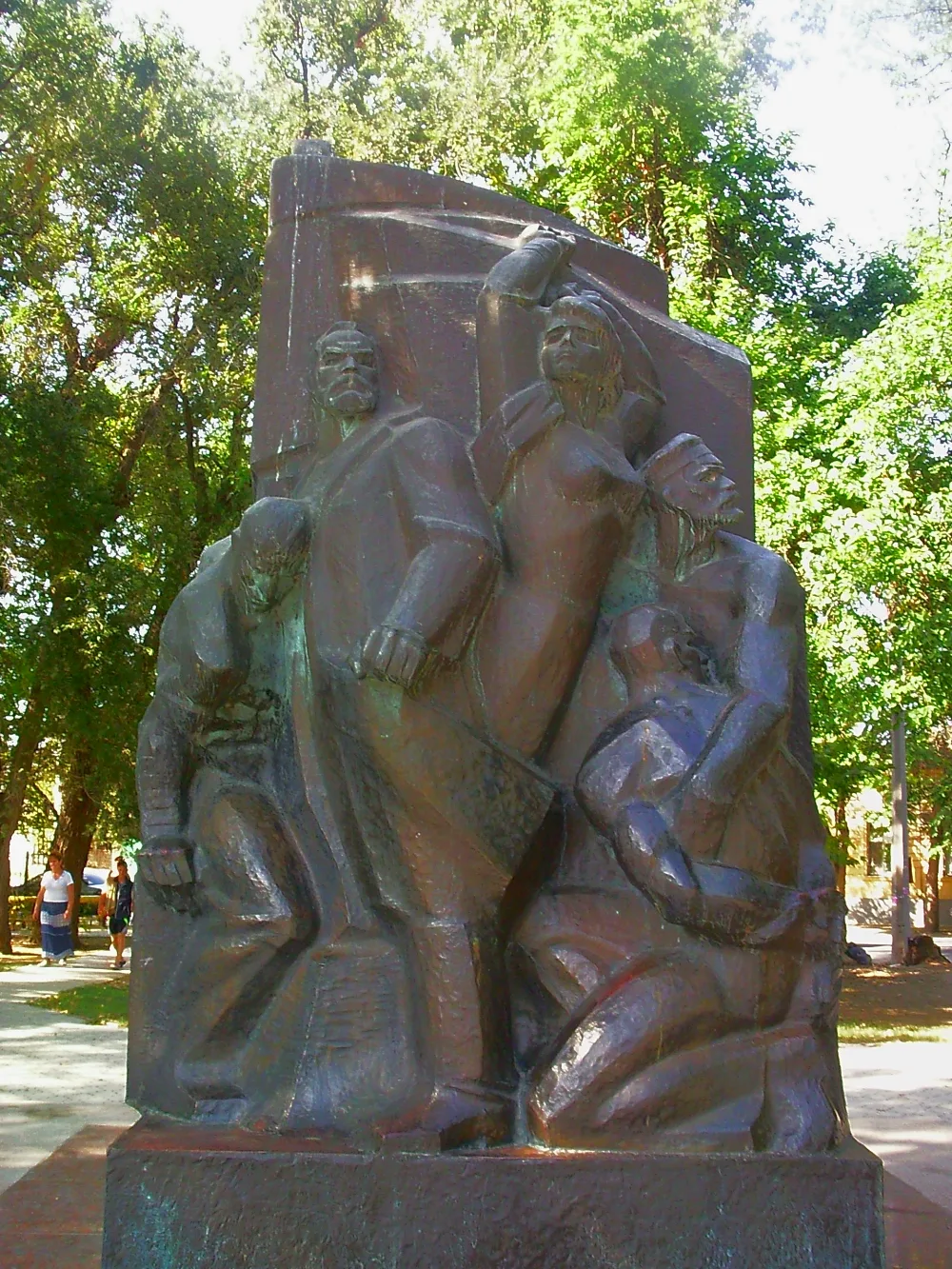 Памятник на братской могиле членов Евпаторийского ревкома