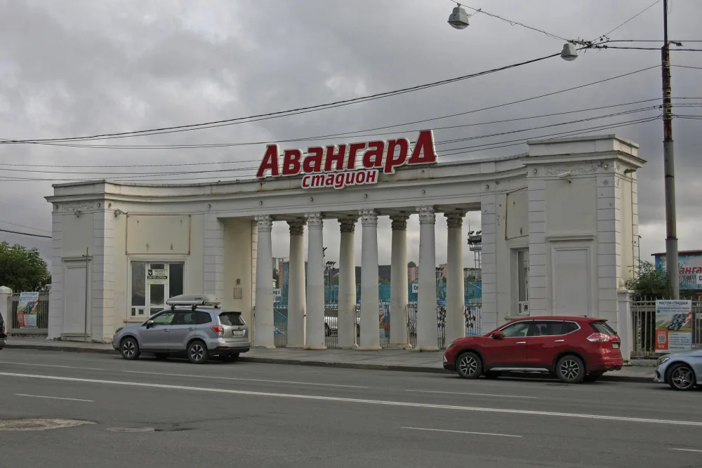 Входная колоннада стадиона «Авангард»