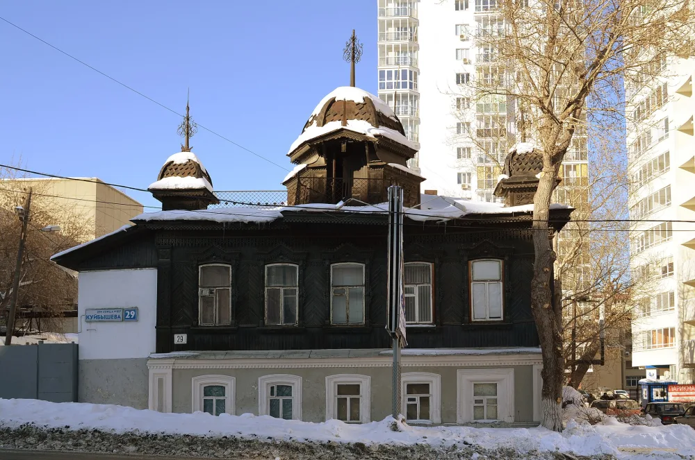Жилой дом с башенками и деревянной резьбой