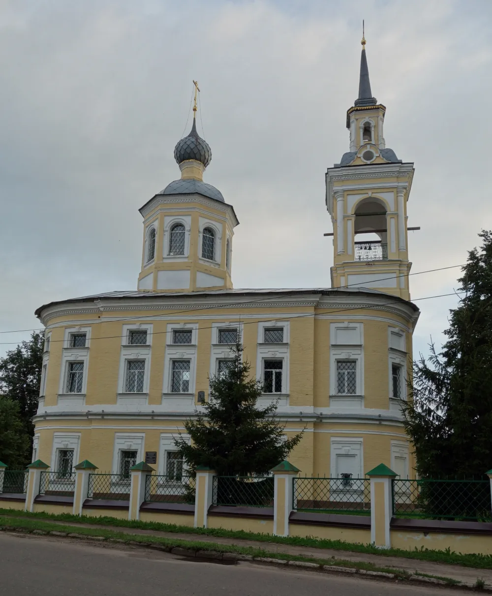Ограда церкви Преображения с двумя воротами