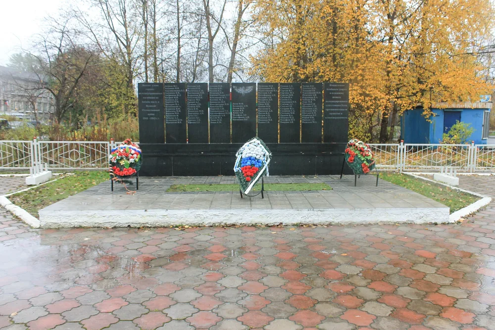 Памятный знак железнодорожникам Кемского отделения Кировской железной дороги