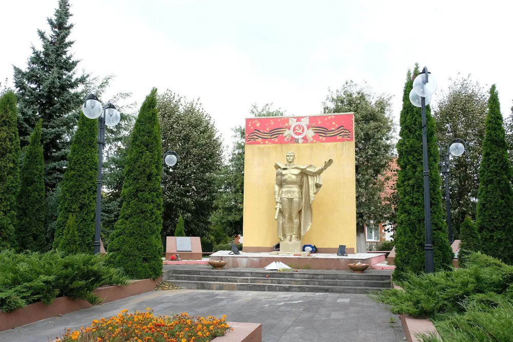 Братская могила советских воинов, погибших в боях с фашистами