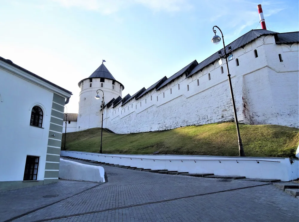 Прясло стены между Дмитровской башней и Консисторской башней