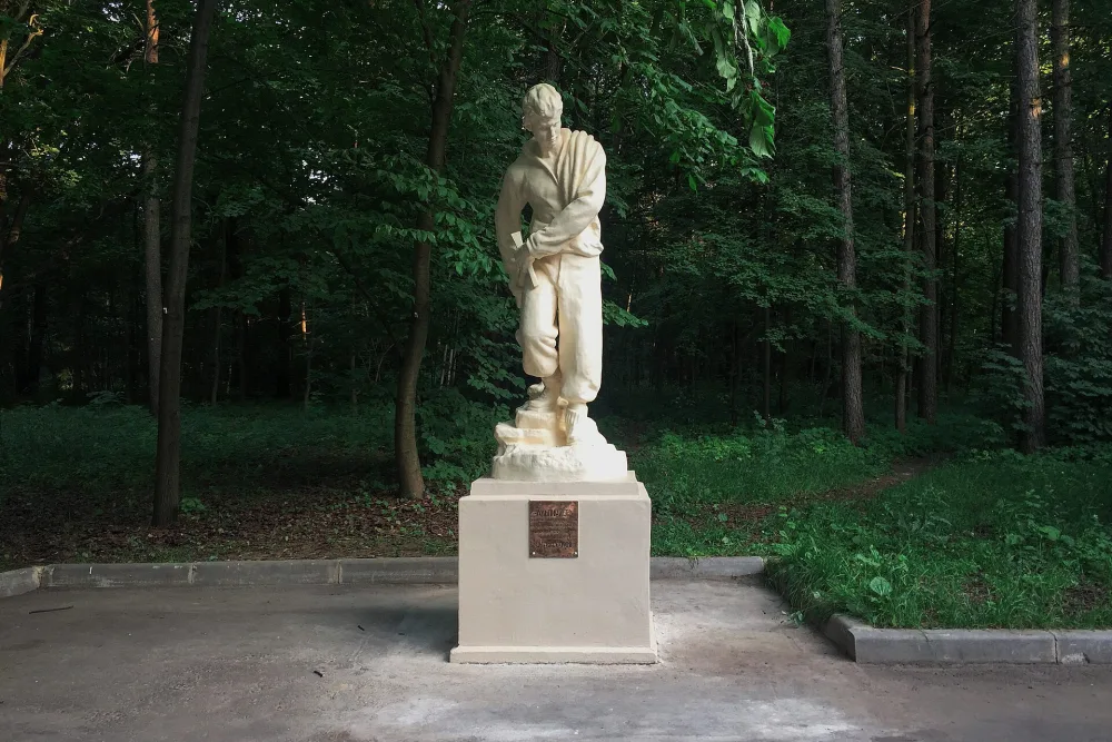 Скульптура «Альпинист» (Останкинский)