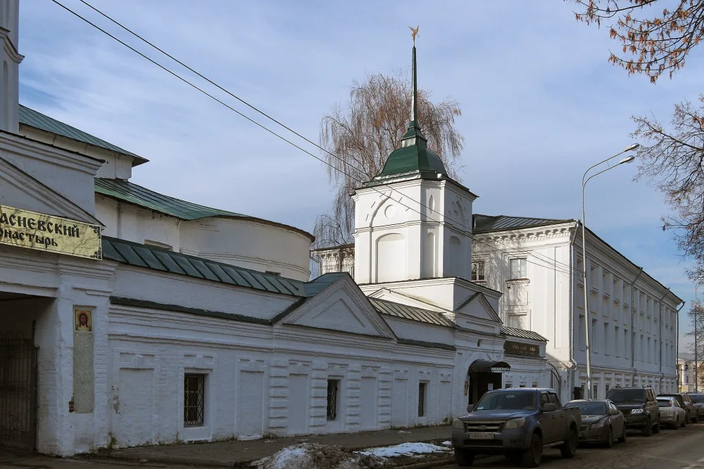 Корпус с угловой башней