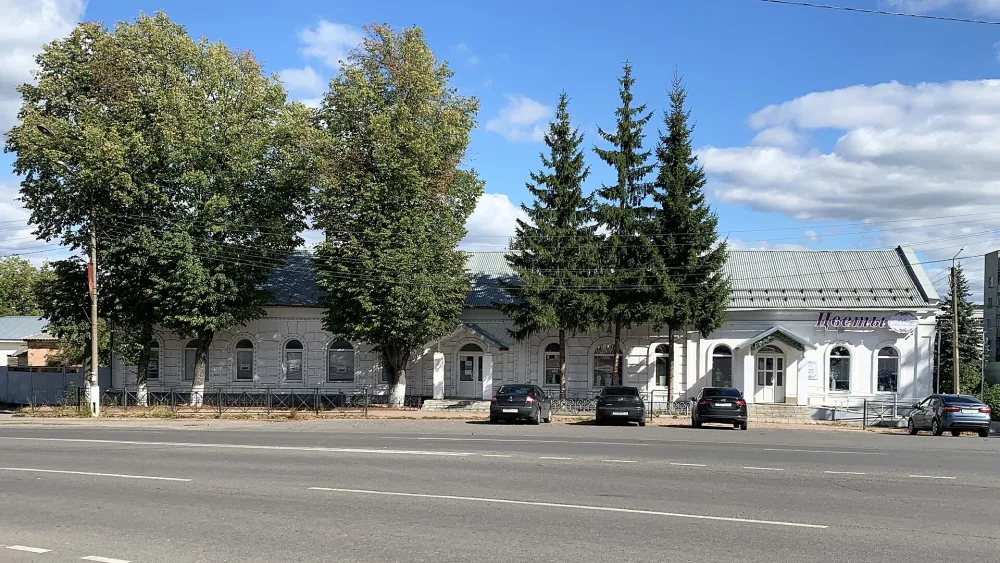 Жилой дом с лавками