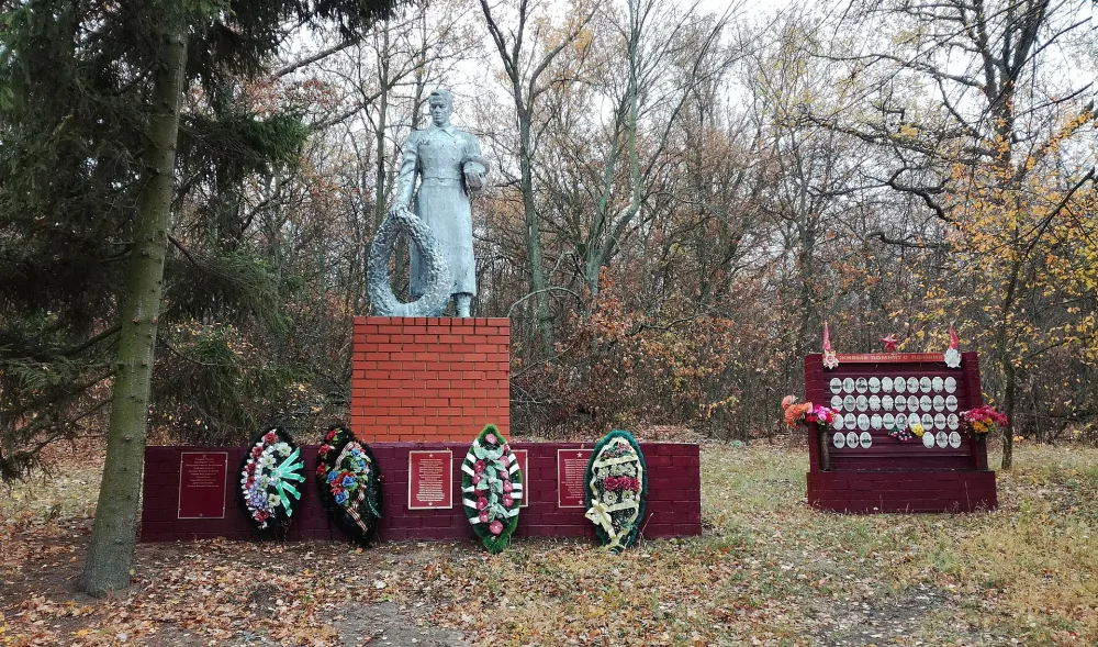 Братская могила 5 советских воинов