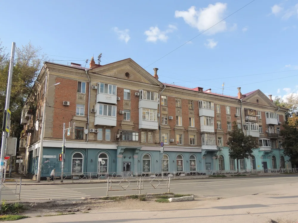 Жилой дом завода «Прогресс» с магазином и ателье