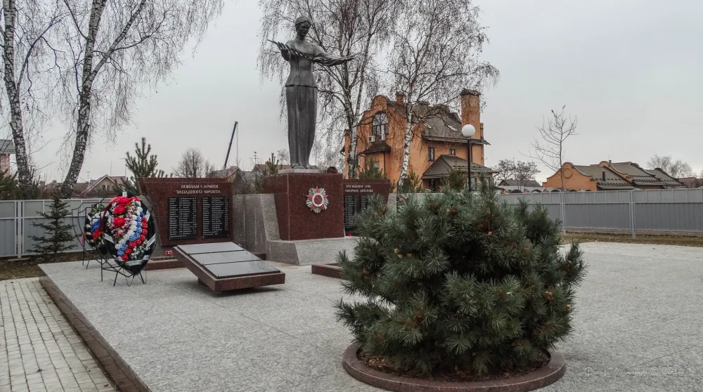 Братская могила советских воинов