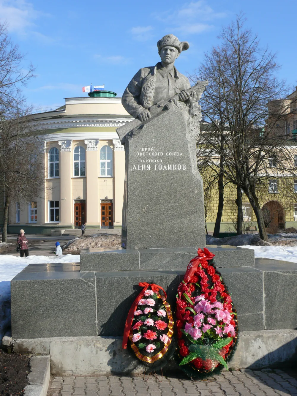 Памятник Лёне Голикову