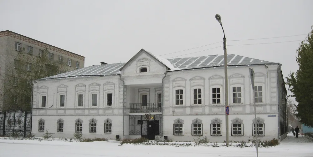 Дом жилой Луковкина с воротами и оградой