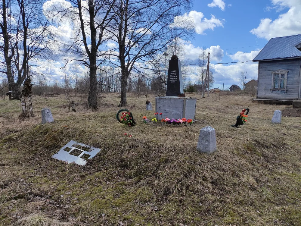 Братские могилы советских воинов и подпольщиков, где похоронен Д. И. Ракус