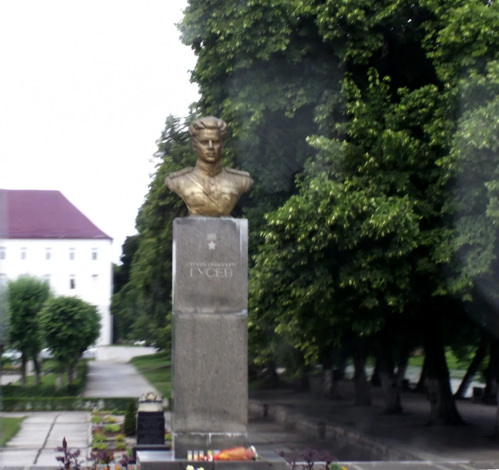 Бюст С. И. Гусева