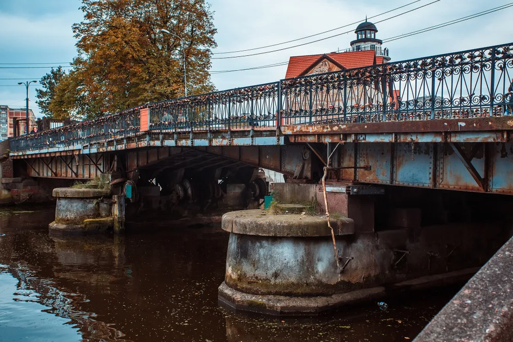 «Медовый мост» через р. Преголя