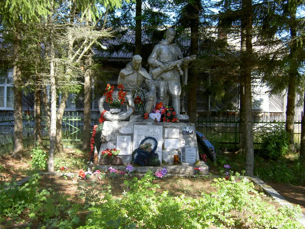 Братская могила советских воинов
